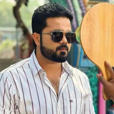 Sanjeev Karthick as Ezhilarasan (Ezhil)